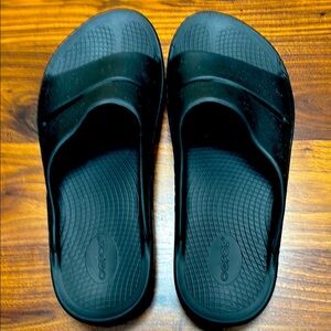 OOFOS Black Comfort Slides